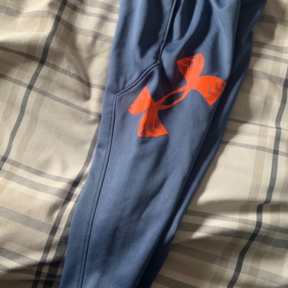 Size 4 Under Armour pants in excellent condition!! - Picture 2 of 3